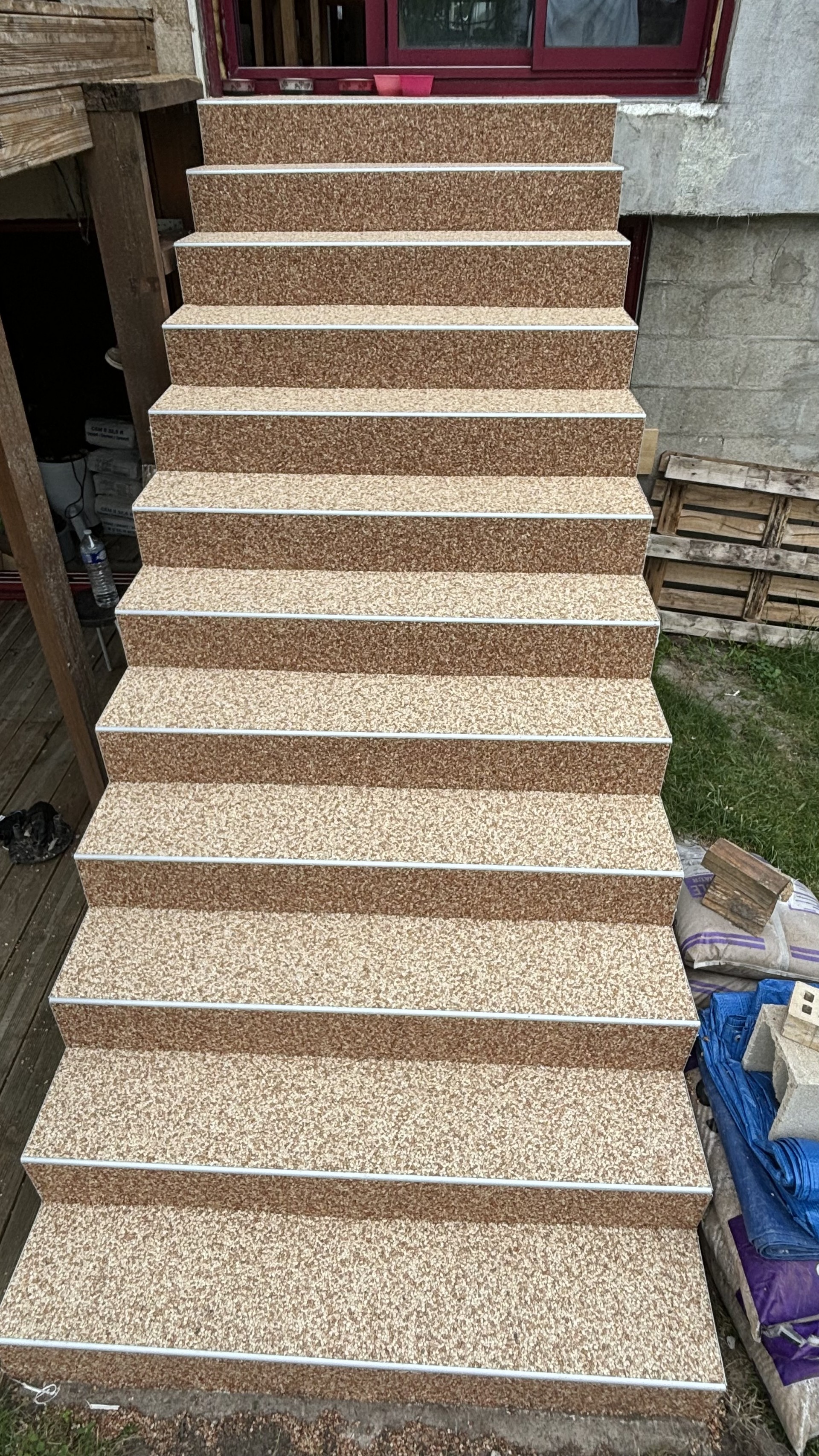 Moquette de pierre — escalier extérieur bicolore